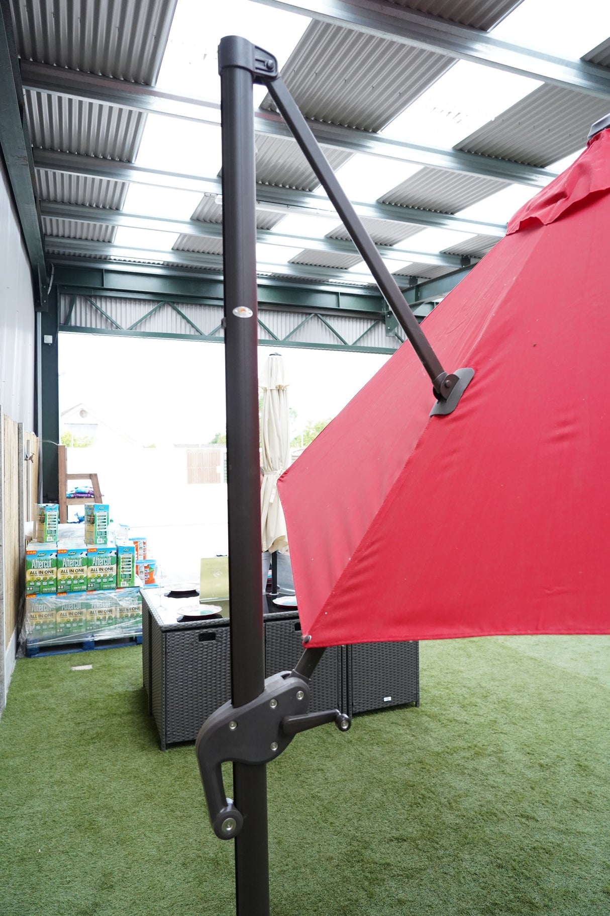 3m Deluxe Cantilever Parasol With Base in Red