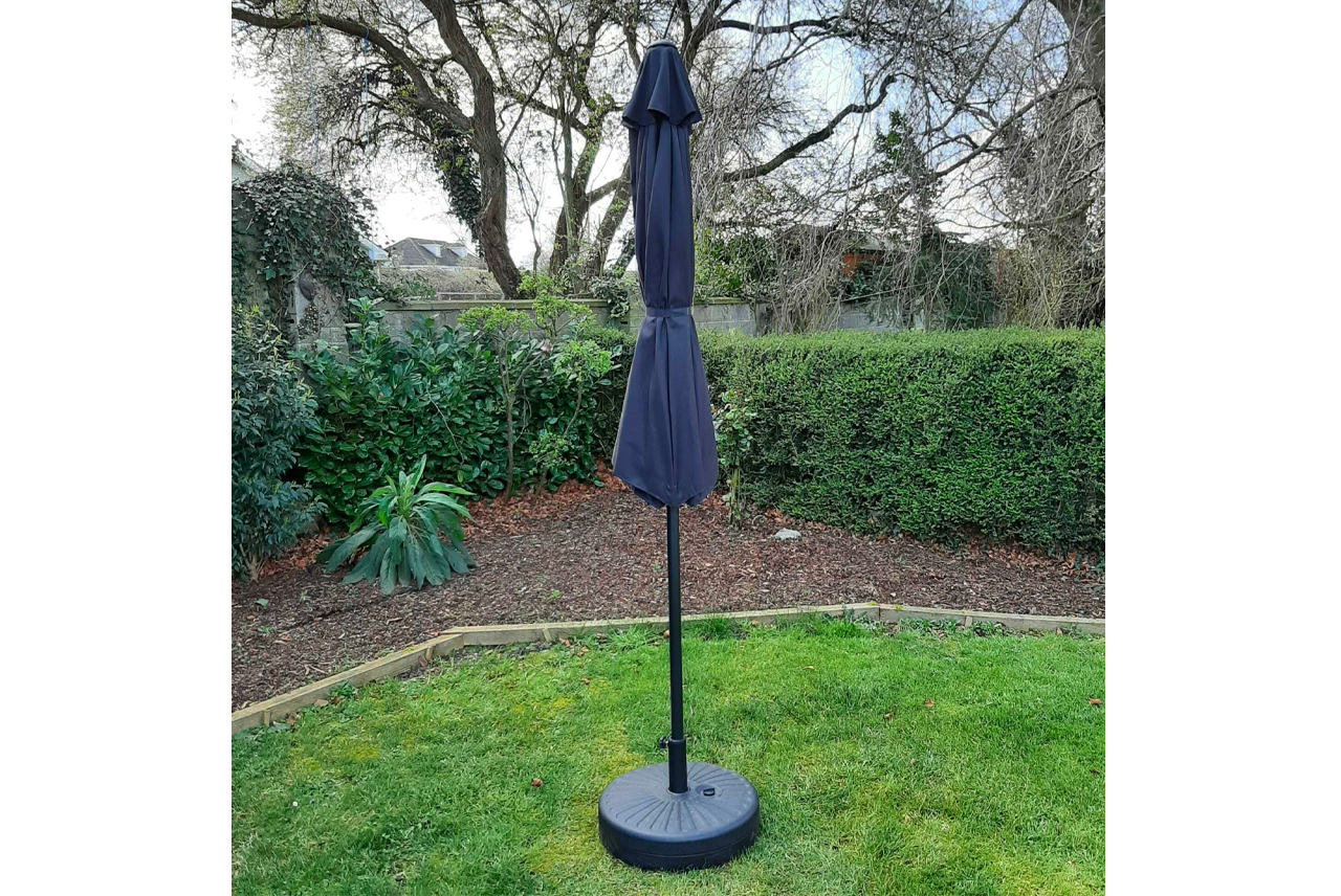 2.7m Aluminium Parasol with Tilt & Crank in Black