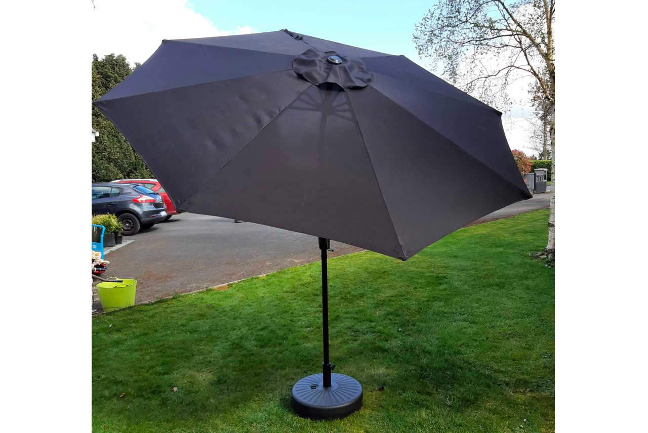 2.7m Aluminium Parasol with Tilt & Crank in Black
